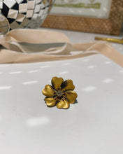 Load image into Gallery viewer, Gold Flower Pin
