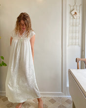 Load image into Gallery viewer, Oscar de la Renta Nightgown