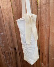Load image into Gallery viewer, White Doily Wine Tote