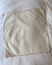Load image into Gallery viewer, Tan Daisy Napkins