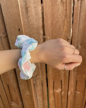 Load image into Gallery viewer, Scrunchie - Colorful Daisy
